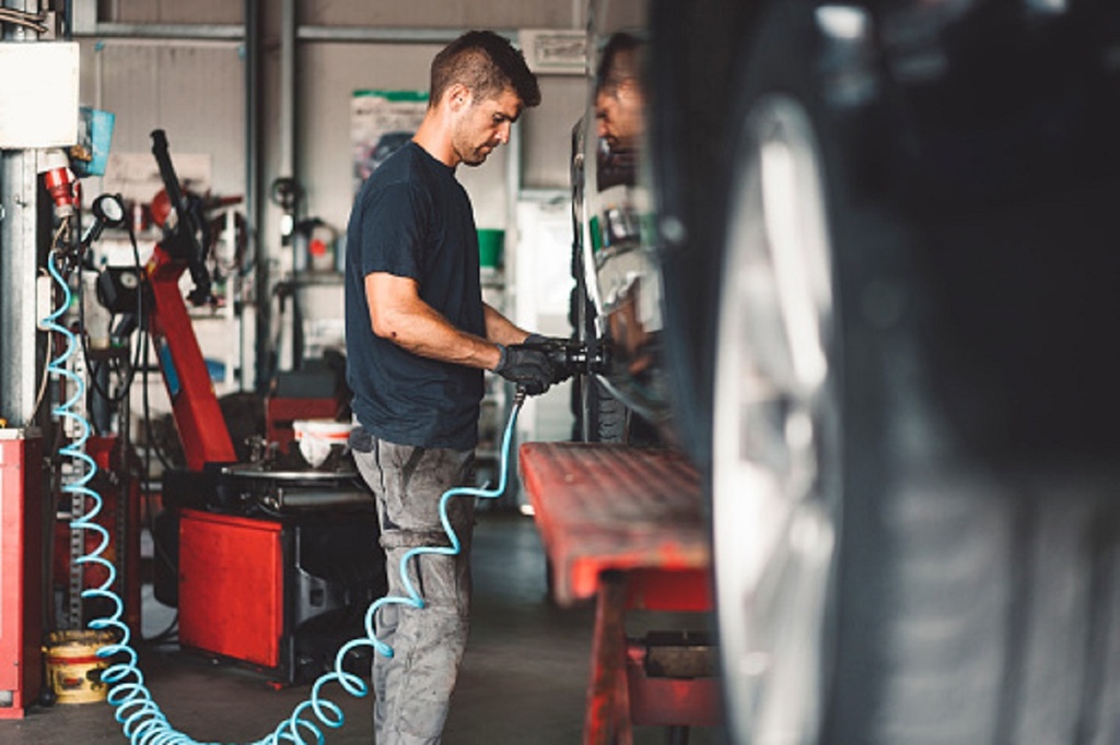 TELUS HEALTH - OCCUPATIONAL HEALTH AND SAFETY ORIENTATION TRAINING - CAR MECHANIC INDUSTRY